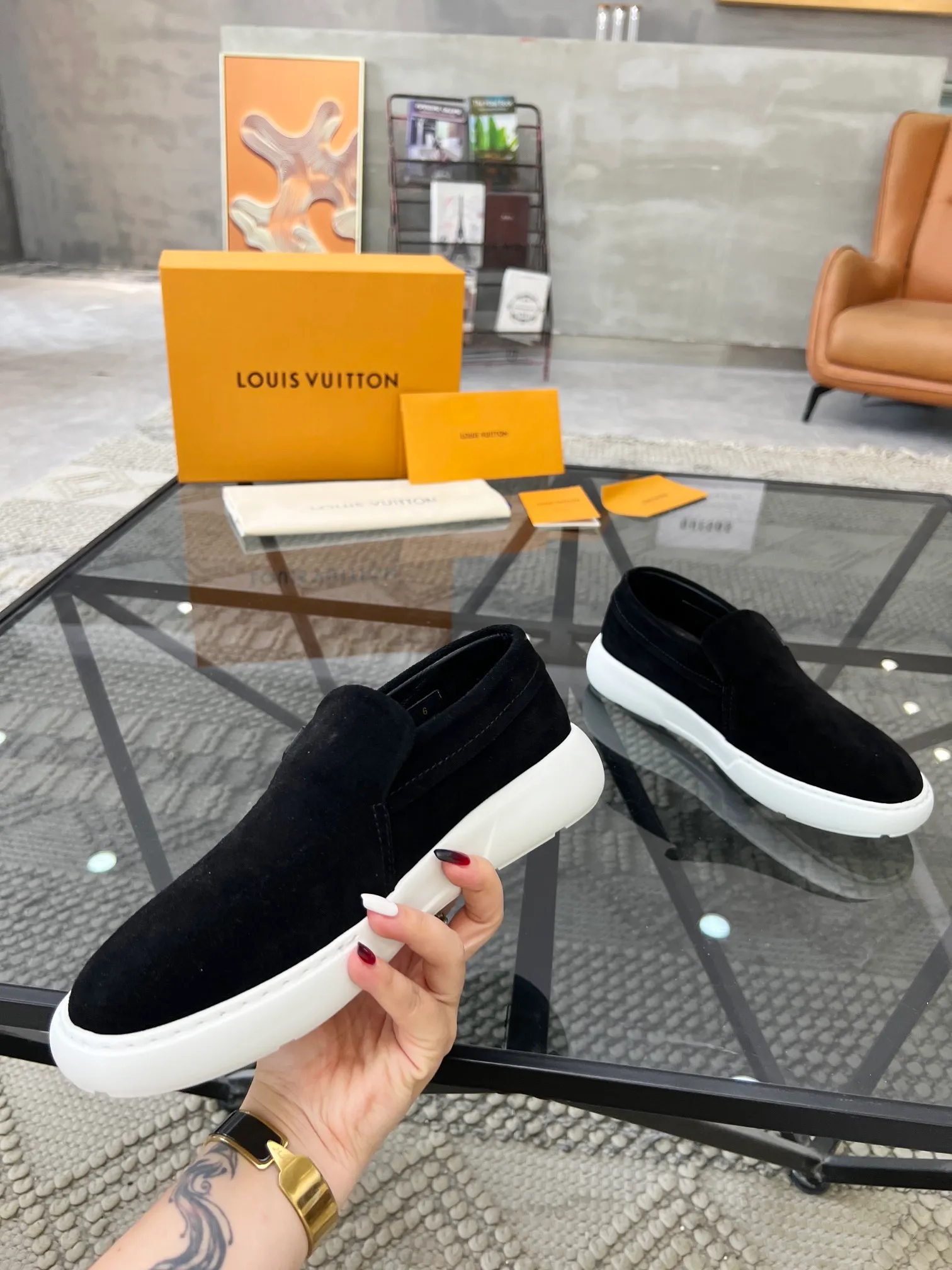 Factory price: 520💰 LV🔍Top purchasing agent🇮🇹 Road The most popular sneakers are available at the same time in the super popular sports shoe counters. The uppers are made of Italian original imported cowhide fabric. The classic and generous layout is a must-have for fashionistas. The complex craftsmanship is perfectly reproduced. The imported soft water-dyed cowhide lining is padded. The soles are: original soles specially provided by the factory. The exclusive foamed molded soles are super comfortable. The original factory follows the order. 🔍🔍High quality. You can go in and out of the counter at will. Welcome to compare. Size 39-45 (38 can be ordered)